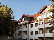 gepflegte Wohnsiedlung: 2 Zimmer, Balkon, neue Einbauküche, PKW-Stellplatz - Magdeburg