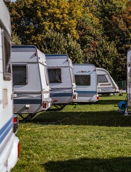 Campingplatz im Norden von Baden-Württemberg, nahe Gewässer, starke touristische Ausrichtung - Berlin