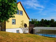 Stopp: Idyllisches Wohnen mit Weitblick - Einfamilienhaus mit großzügigem Grundstück und überdachten beheizten Pool, in ruhiger Lage von Etzdorf - Striegistal