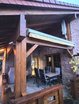 Natürliche Eleganz: Sandstein trifft Holz - Wohnen mit Stil ideal für den 2 Personenhaushalt - Neuhemsbach