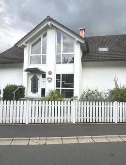 Erstbezug: Tolle 4-Zi-Wohnung im 1.Stock (DG) mit EBK, 2 Bäder, Balkon & 2 Stellplätzen in TOP-Lage - Wunsiedel