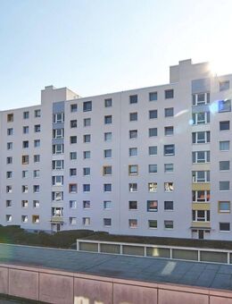 Frisch renovierte 2,5 Zimmer Wohnung mit Loggia und modernem Bad & WC - Neu Isenburg