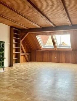Frei ab sofort! Helle 2-Zimmer-DG-Wohnung mit ca 67,4 qm im 2.Stock & Spitzboden in ruhiger Lage - Uehlfeld