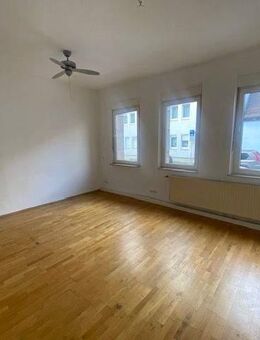 Herrlicher Altbau mit Sandsteinfassade - 3 Zimmerwohnung 75 m2 mit separatem Büro oder Wohnung mit 25m2 - Nürnberg