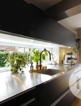 3-Zimmer-Maisonettewohnung mit stilvoller Küche und großem Traumgarten - Hepberg