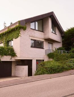 Freistehendes Architektenhaus mit Einliegerwohnung, Dachterrasse und traumhaftem Garten - Winnenden