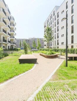 Großzügige Etagenwohnung mit Balkon, neuer Einbauküche und elegantem Ambiente! - Frankfurt (Main)