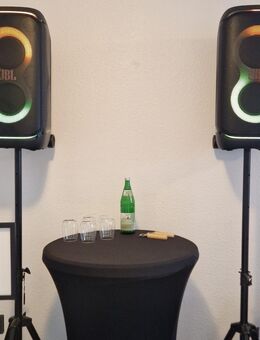MIETEN JBL PartyBox 320 SET mit Stativen, Boxenständer + Boxen - Deutsch Evern