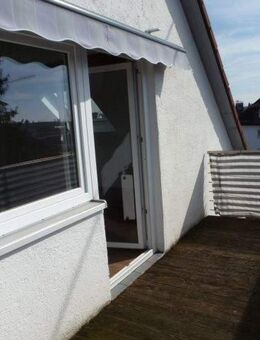 Interessante 3-Zi-DG-Wohnung, großer Balkon, EBK, 2 Autostellplätze, in kleiner Wohneinheit - Nersingen