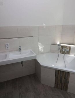 Wer´s GROß mag***Neu sanierte Etagenwohnung mit Wanne, Dusche u. 2 Balkonen!!! - Freiberg