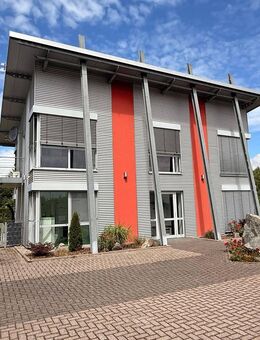 Exklusives Verwaltungsgebäude mit GF Wohnung, zwei Lagerhallen und Freiflächen auf 9.760 m² - Zella-Mehlis
