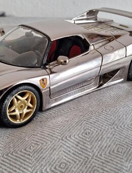 2 x Ferrari F 50 Chrom--und in Gelb ,der auf einer Holzplatte Modellauto 1:18 - Meckenheim