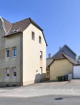 Mehrfamilienhaus mit freigezogener, großzügiger Erdgeschosswohnung, 2 Garagen und tollem Garten - Waltrop