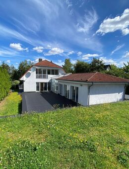 Villa an der Peripherie von Berlin mit Hallenbad und variablen Gestaltungsmöglichkeiten - Neuenhagen (Berlin)