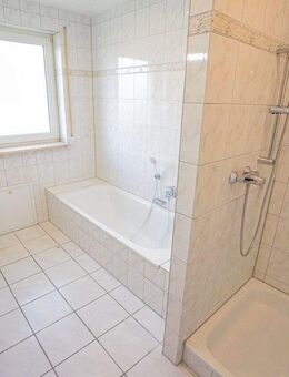 IDEAL FÜR FAMILIEN: Renovierte 4-Zi-Whg. mit Tageslichtbad, Gäste-WC , Balkon, Parkett uvm. - Rednitzhembach