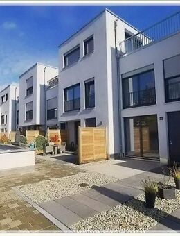 ~~ Kfw-55-Standard: Nähe Wiesengrund: Stadthaus auf 2 Ebenen, offene Küche, TG, Terrasse! - Oberasbach