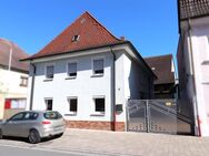 Zentrale Altstadtlage in Baiersdorf ! Gepflegtes Stadthaus mit Charme und großer Scheune - Baiersdorf