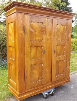 Biedermeierschrank Kirsche massiv (Pfälzer 12-Kassettenschrank). - Königswinter