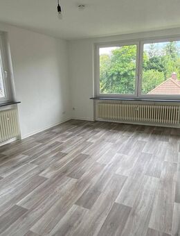Tolles, helles Wohnzimmer mit Loggia - Tageslichtbad mit Dusche - Langelsheim