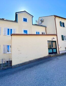 ZWEI MEHRFAMILIENHÄUSER MIT ENTWICKLUNGSPOTENZIAL IN BURGHAUSEN ! - EIGENNUTZUNG AUF 150 m² MÖGLICH - - Burghausen