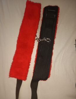 Weiche Fussfessel rot schwarz Plüsch gefüttert - Gemmingen