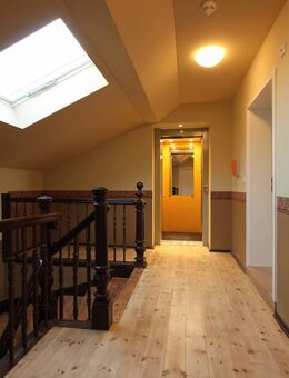 // Dachwohnung im Baudenkmal mit Aufzug und Weitblick // - Leipzig