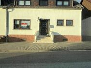 Einseitig angebautes 1 Familienhaus mit Garage und Garten in 66839 Schmelz - Schmelz