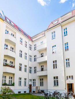 Steglitzer Bestlage: Sanierte 3-Zimmer-Gründerzeit-Wohnung mit Aufzug - Balkon - hochwertiges Bad - Berlin