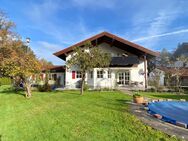 Von PRIVAT: Zweifamilienhaus mit traumhaftem Garten mit Teich, Pool und Doppelgarage - Raubling