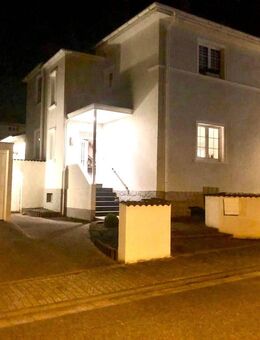 Charmante und stilvolle VILLA mit 4-fach-Garage und sehr schön angelegtem Gartengrundstück in guter Wohnlage von 66981 Münchweiler - Münchweiler (Rodalb)