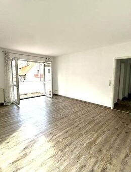 Schöne 2-Zimmerwohnung mit Balkon und PKW-Stellplatz in Birkenfeld - Birkenfeld (Baden-Württemberg)