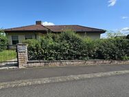 Ein- oder Zweifamilienhaus im Bungalow-Stil - Mit traumhaftem Garten - Waldbüttelbrunn