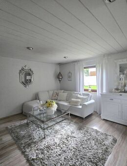 Zweifamilienhaus mit Doppelgarage, Wellnessbereich und liebevoll gestaltetem Garten - Erdmannhausen