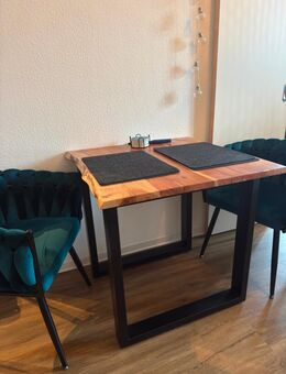 Moderner Tisch mit Massivholzplatte und Metallgestell - Meinerzhagen Zentrum