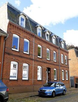 RENDSBURG-EIDERNÄHE: Renovierungsbedürftige und bezugsfreie 3-Zimmer-Altbauwohnung mit Balkon - Rendsburg