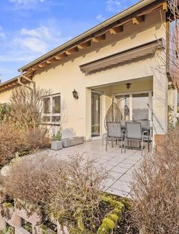 Bezaubernde Doppelhaushälfte mit Garten, Garage und Carport in 79183 Waldkirch - Waldkirch