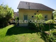 Freistehendes Einfamilienhaus mit sonnigem Garten und Garage in gefragter Lage - Waigolshausen
