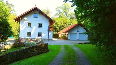 Wo der Wald beginnt: Einzigartiges Zuhause mit Bachlauf, Galerie-Schlafzimmer und ganz viel Ruhe
