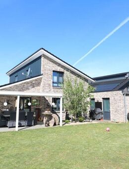 Schickes, familiengerechtes Wohnhaus mit Doppelcarport, Pool und überdachter Terrasse - Lastrup