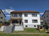 Geräumiges Zweifamilienhaus (Wfl. 190 m²) mit großzügigem Garten in hervorragender Wohnlage von Ebern - Ebern