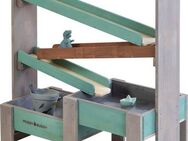 MUDDY BUDDY® Wasserbahn Aqua Tower, (stabile Wasserbahn aus massivem Zypressenholz gefertigt), inkl. 2 großer Auffangbecken, warmgrau-salbei