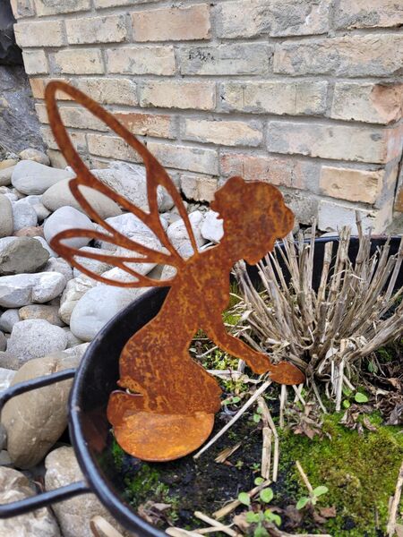Kleine Fee mit Gartenschaufel Edelrost Elfe - Kraftisried