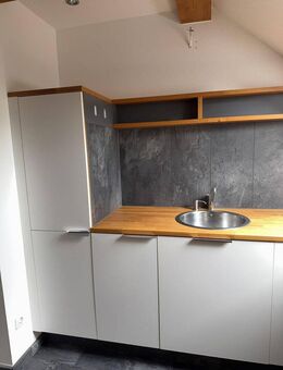 Helle, schnucklige DG-Wohnung mit Einbaumöbel in 3 Familien-Haus für 2 Jahre zu vermieten - München