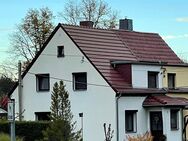 Voll unterkellerte Doppelhaushälfte mit großem Gartengrundstück, Nebengelass und Garage, umgeben von viel Grün, zu verkaufen - Meerane