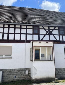 Sanierungsbedürftiges Zweifamilienhaus mit Potential, Hof und Scheune - Niederbösa