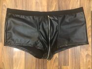 Schwarze Hotpants mit Reißverschluß in Wetlook Optik - Friedberg (Hessen)