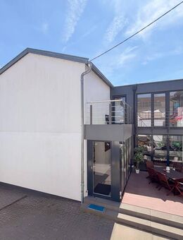Hofheim-Wallau! Wohnen auf 270 m² - top-saniert! 7 Zimmer, 2 Bäder, Garage (2 Stpl.), Dachterrasse! - Hofheim (Taunus)