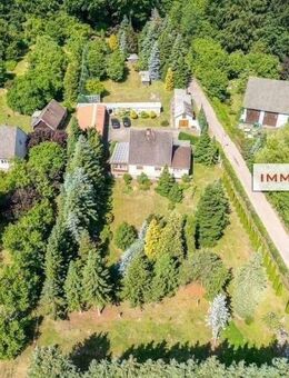 IMMOBERLIN.DE - Attraktives Einfamilienhaus mit Nebengebäude & Garage auf großem Grundstück in naturschöner Lage - Wiesenburg