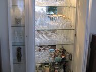 Schrank, mit zwei Glasvitrinen und Innenspiegel, weiss, - Erlensee