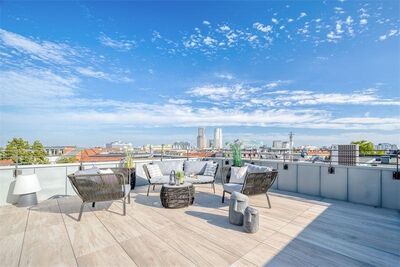 Moderne Wohnlandschaft in saniertem Altbau mit Ontop-Terrasse